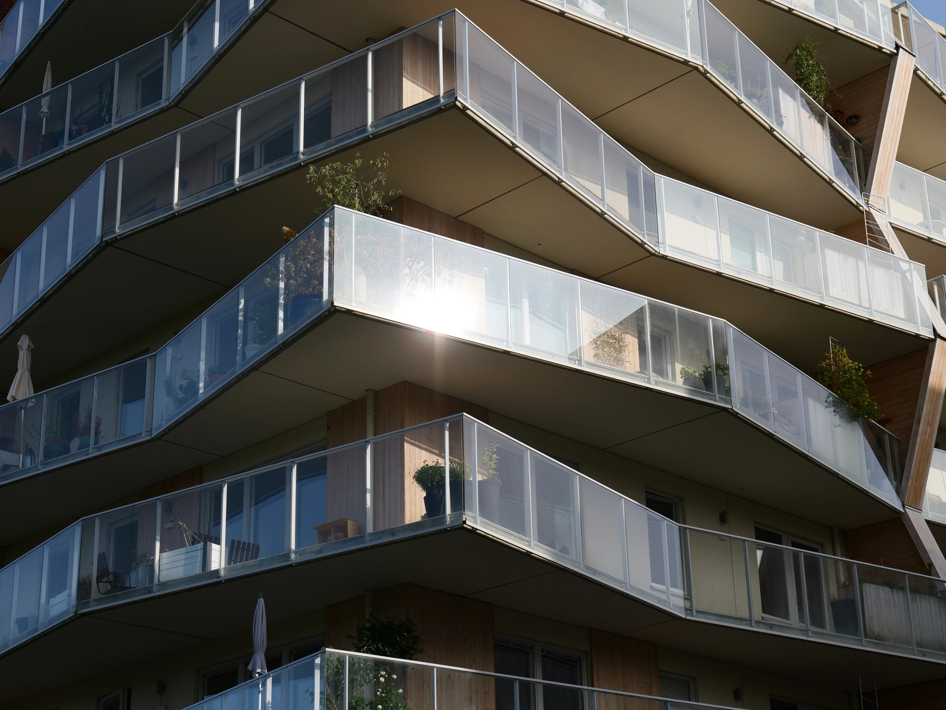 Moderne Wohnanlage mit begrünten Balkonen im Abendlicht